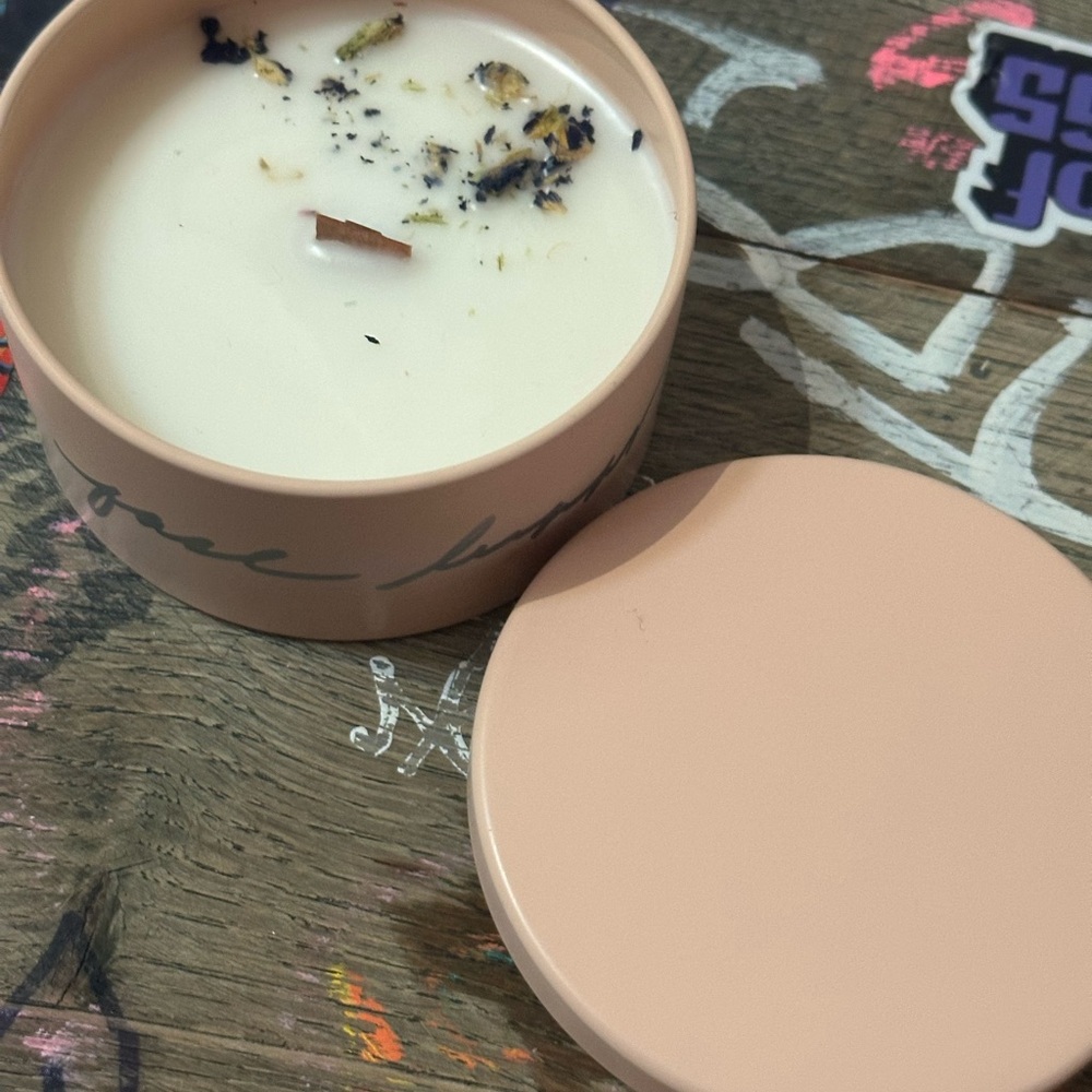 HANDCRAFTED, 100% ESSENTIAL OIL SCENTED, CRACKING WOODEN WICKED, VEGAN CANDLE